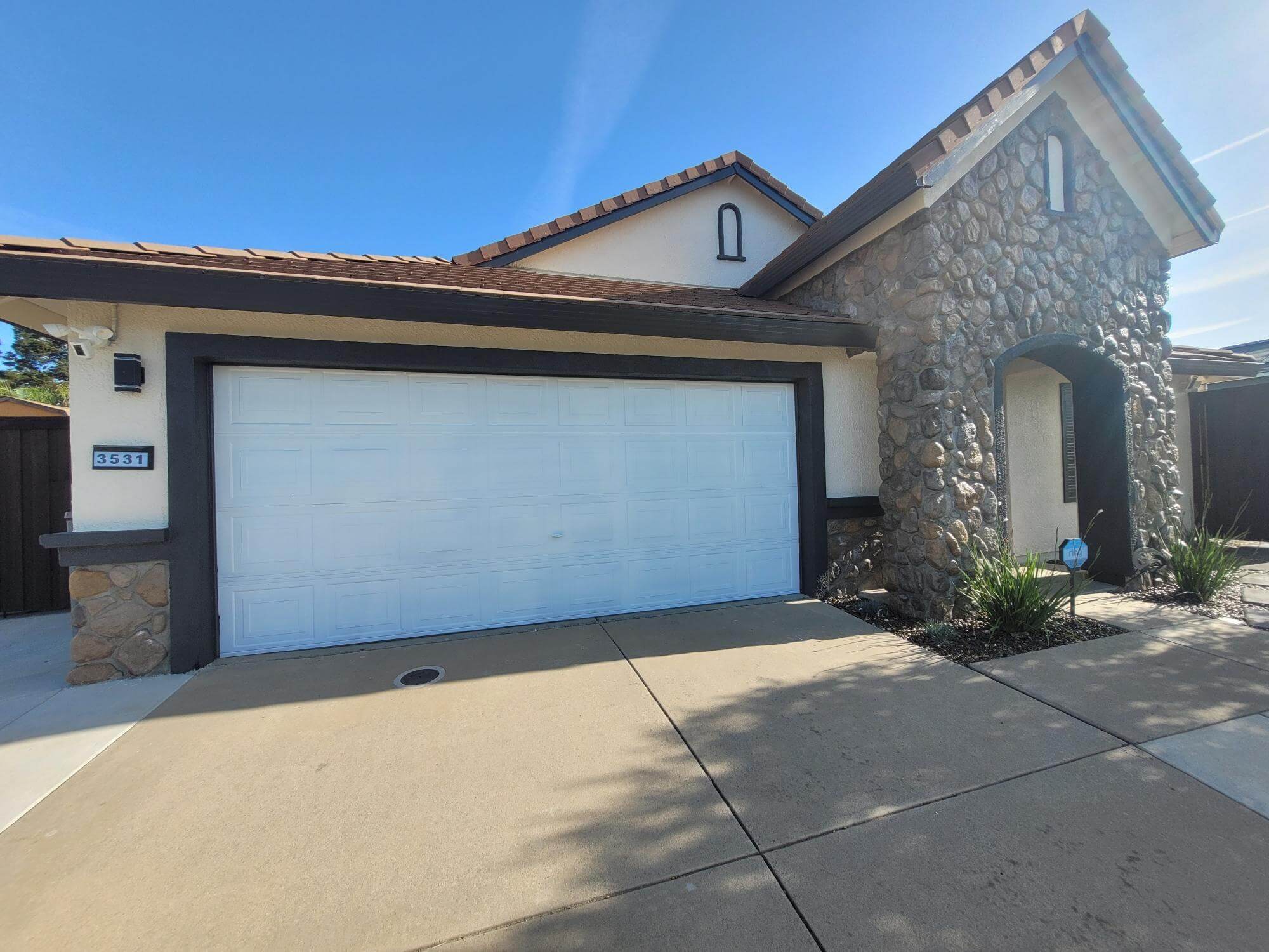 Hendrix Garage Door – Before