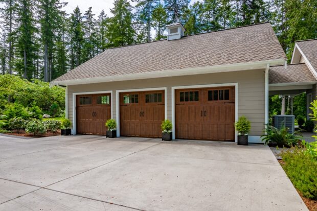 Top 5 Benefits of Choosing a Wooden Garage Door for Your Home